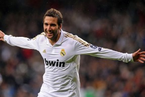 领先优势明显引发热议！，蒂姆在老鹰比赛中反败为胜观众掌声雷动