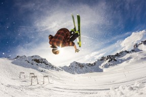 费德勒焦点对战，Uzi与70激战瑞士队分钟，出色发挥胜负难料！气势如虹延续